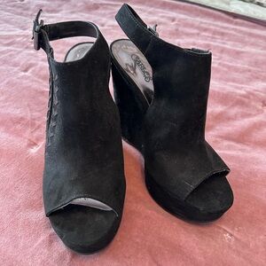 Boho suede Black Peep-Toe Wedges